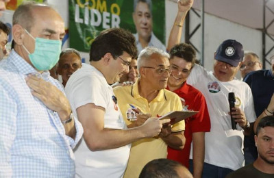 Rafael Fonteles e Wellington Dias recebem adesão de prefeitos em visita a Corrente